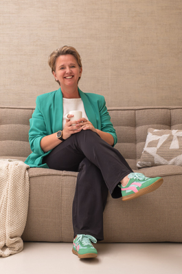 Marleen, fotograaf op de bank met een bakje thee, ontspannen fotoshoots