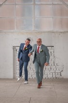 Twee mannen poseren als bruidspaar in industriële trouwlocatie , trouwfotografie voor iedereen