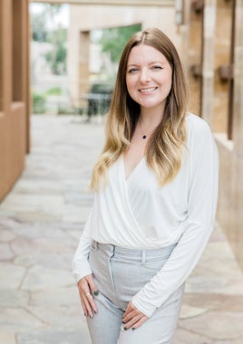 Zakelijk portret van medewerker voor LinkedIn of website, professionele bedrijfsfotografie