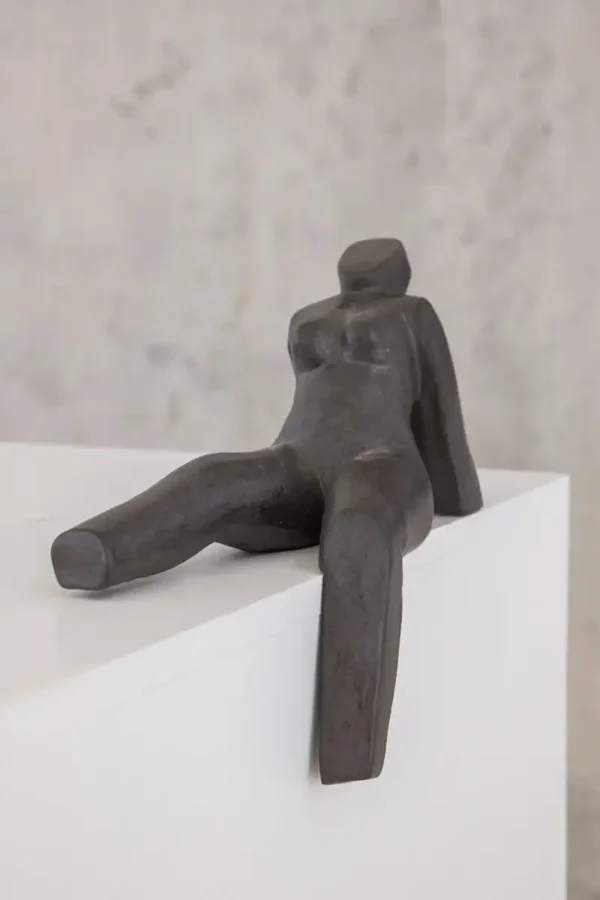 Giuseppe Lamers 'zittende vrouw op muur'