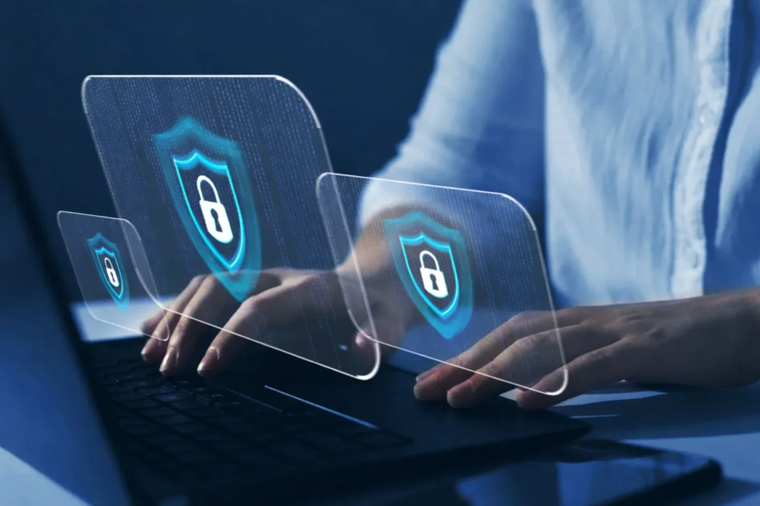 Een conceptuele close-up van handen die typen op een laptop met doorschijnende blauwe beveiligingsschilden en hangslot-iconen. Het beeld straalt een high-tech beveiligingsgevoel uit, perfect passend bij websitebeveiliging.