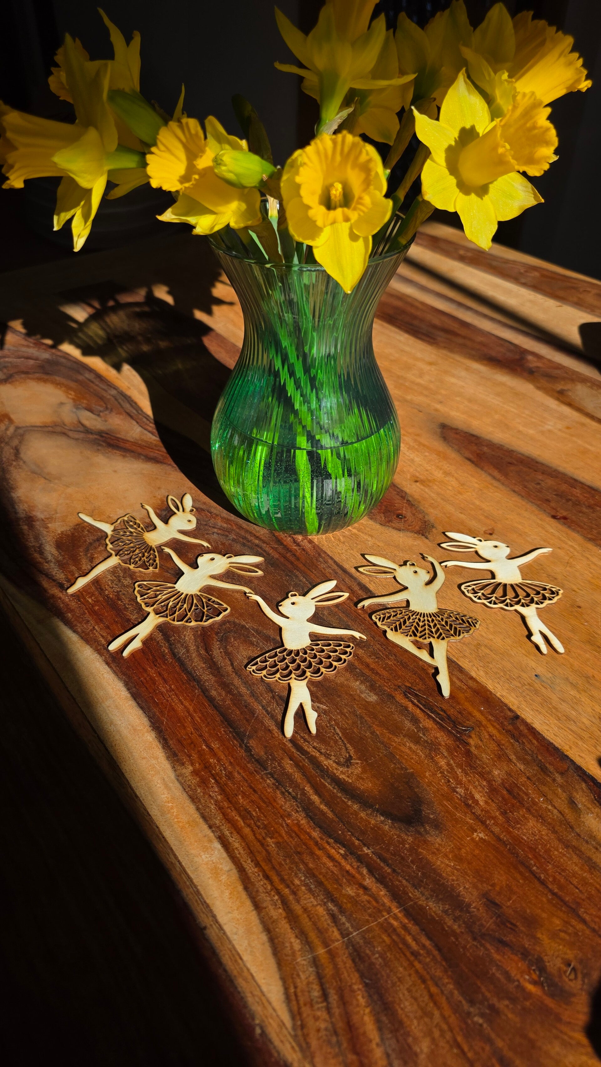 5 Laser-geschnittene Hasen-Ballerinas aus Pappelholz – Osterdeko für den Osterstrauch, handgefertigt in der Oberlausitz