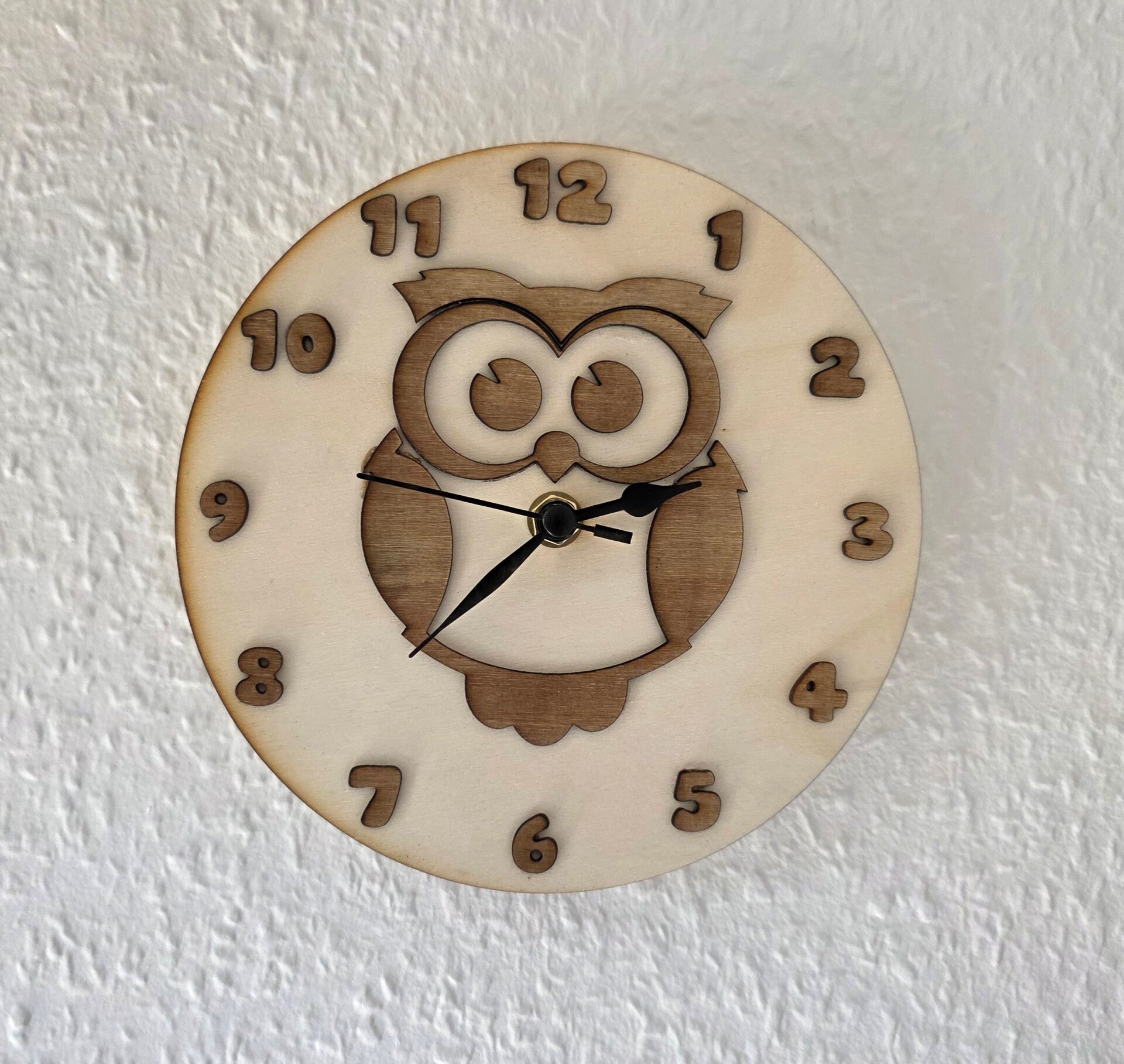 Handgefertigte kleine Wanduhr aus Holz 18cm – Motiv Eule oder Pferd – Leise Silent Quarzwerk – Rustikale Holzdeko für Kinder- & Wohnzimmer