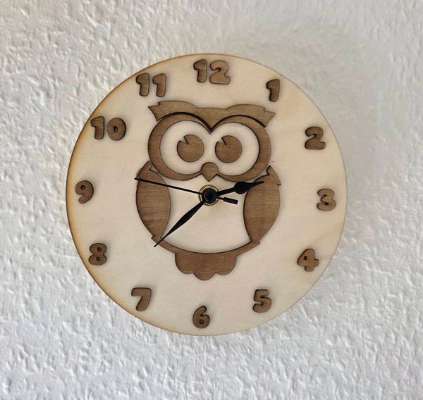 Handgefertigte kleine Wanduhr aus Holz 18cm – Motiv Eule oder Pferd – Leise Silent Quarzwerk – Rustikale Holzdeko für Kinder- & Wohnzimmer
