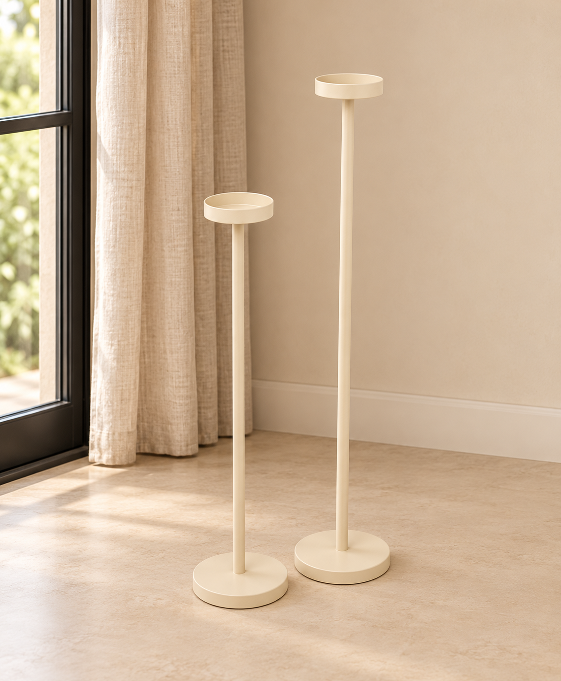 Set van 2 Vloerkandelaren – Crème