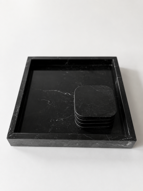 Moisa marmeren dienblad 30 × 30 cm met organische onderzetters – zwart