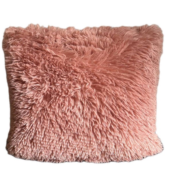 Lichtroze fluffy sierkussen 30 x 45 cm
