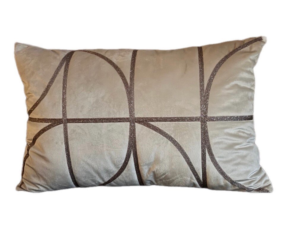 Beige velours sierkussen met zilveren met lijnmotief 55 x 35 cm
