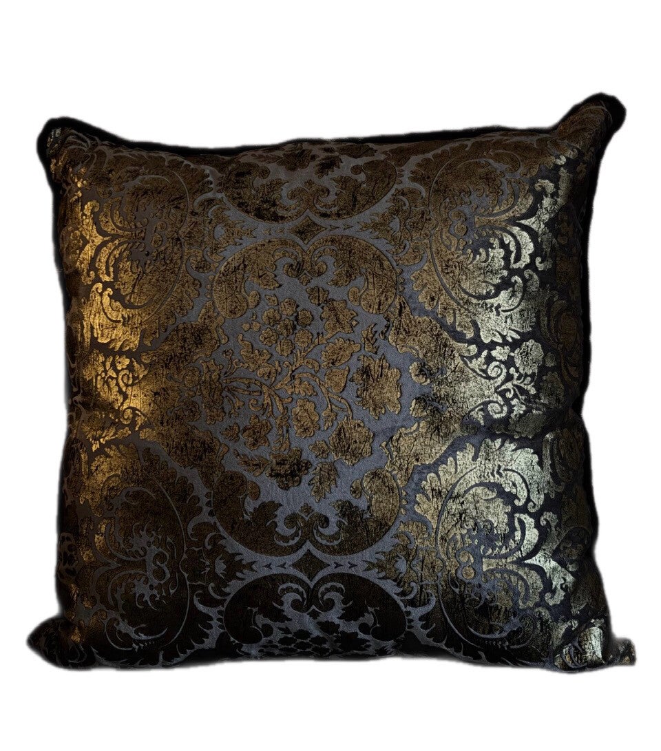 Zwart sierkussen met goudmotief 45 x 45 cm