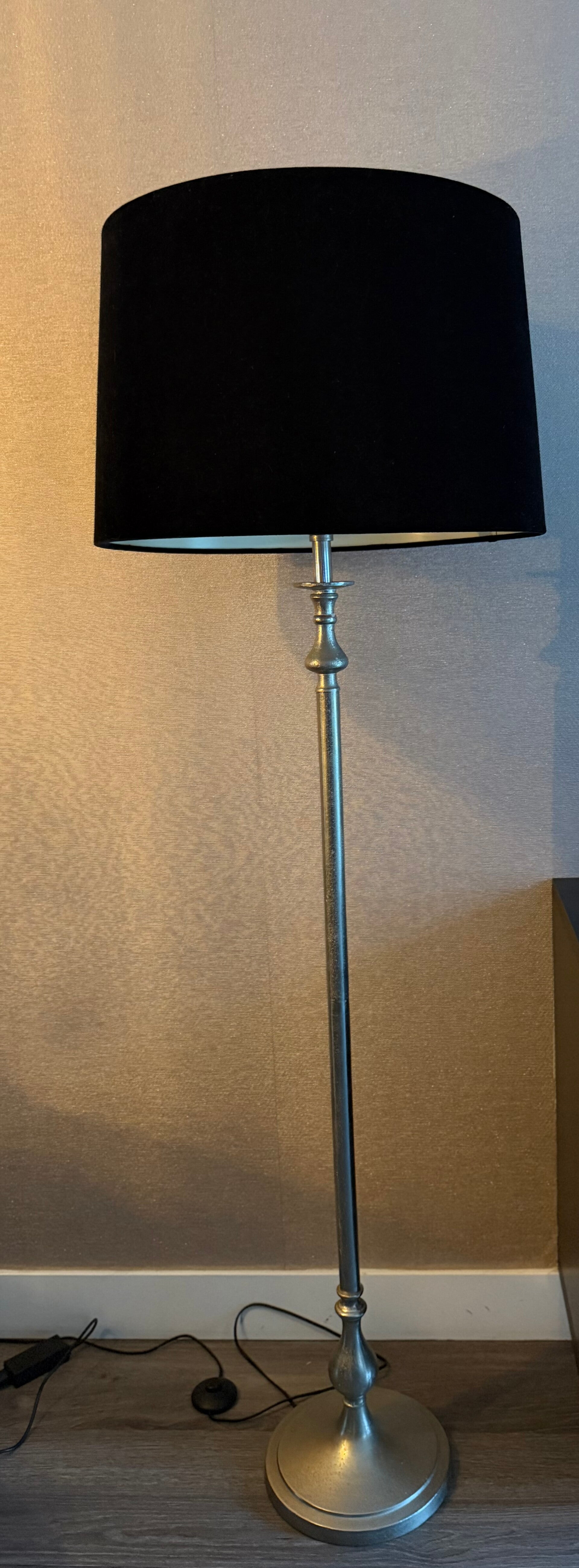 Vloerlamp – geschuurd zilver met fluwelen kap
