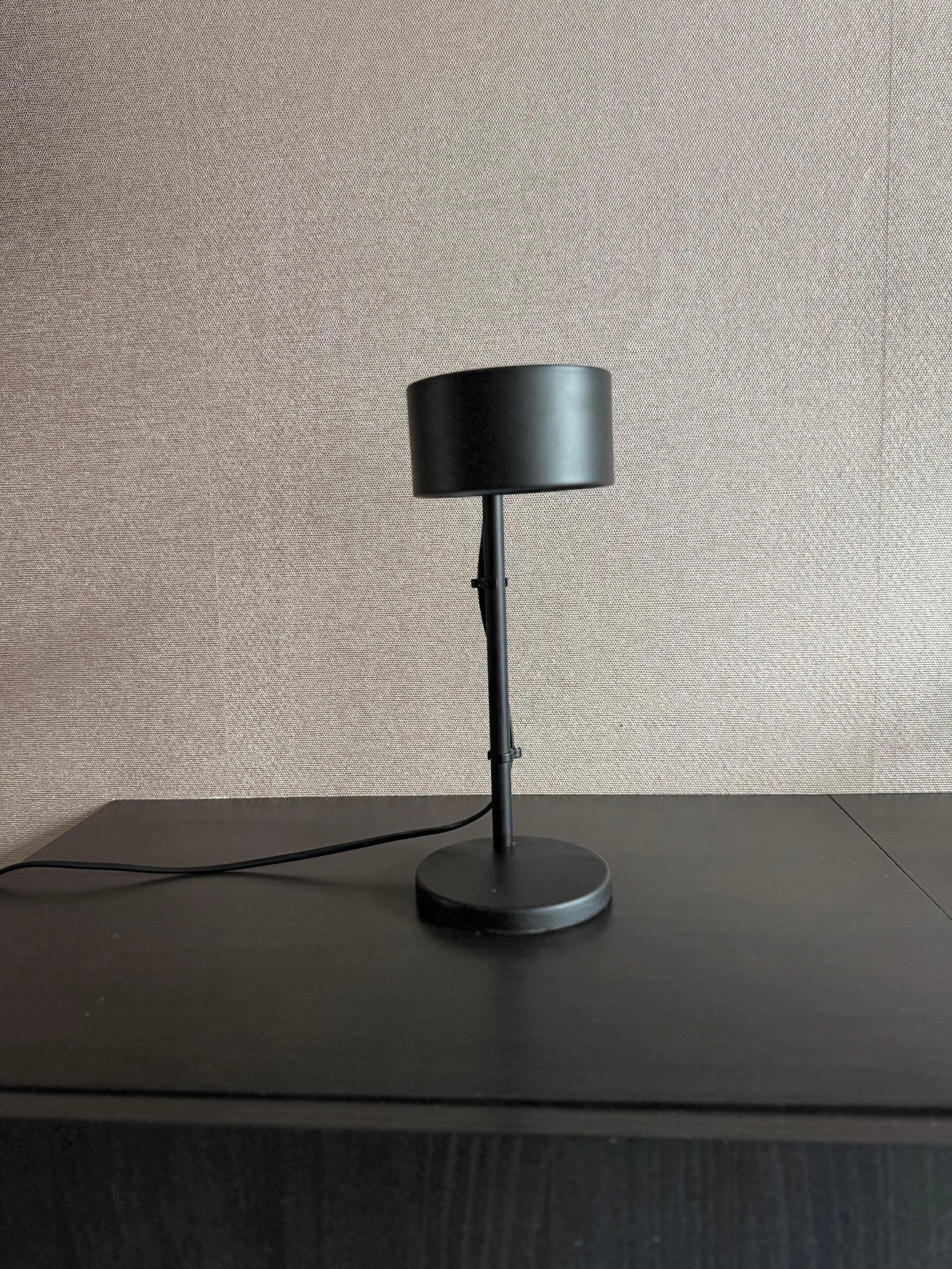 Zwart tafellampje van IKEA