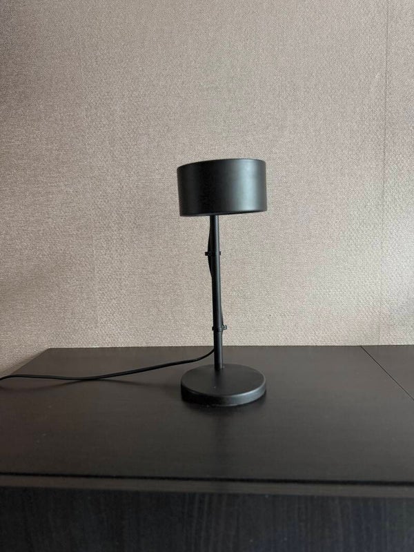 Zwart tafellampje van IKEA