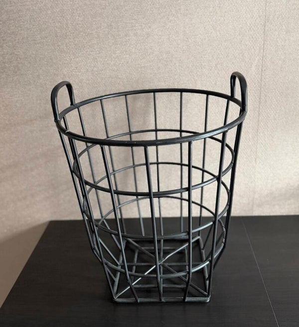Stoere zwarte stalen draadmand