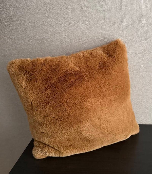 Fluffy sierkussen in roestbruine tint