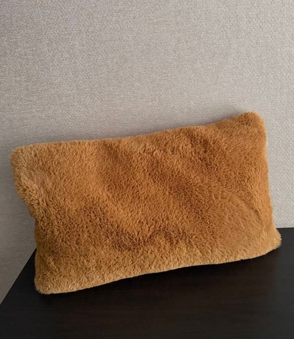 Fluffy sierkussen in roestbruine tint