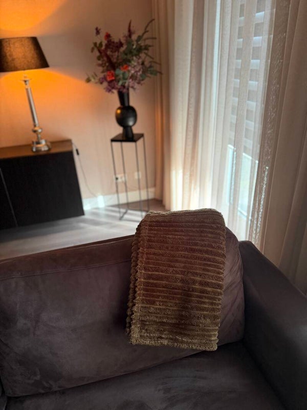 Zachte plaid met ribbel structuur in bruine tint