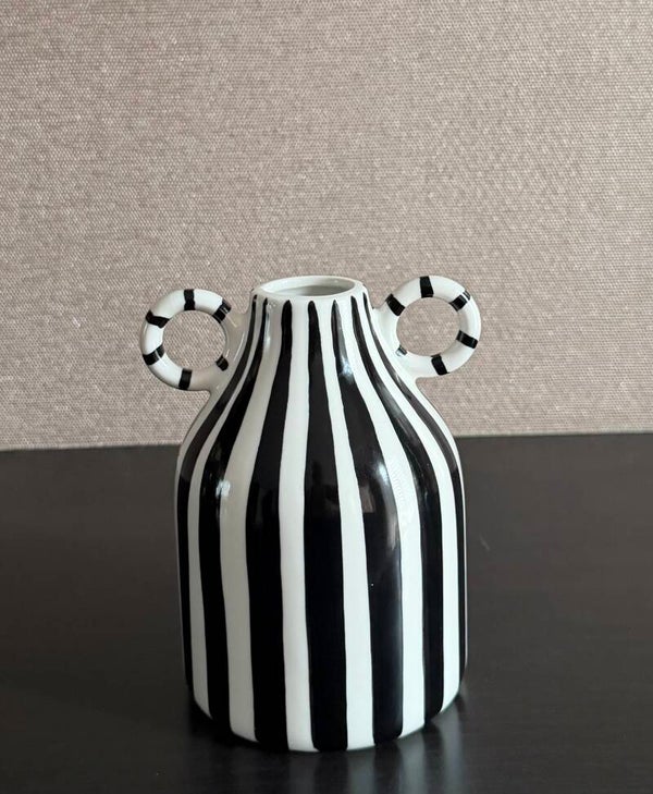 Zwart wit gestreept vaasje