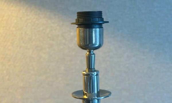 Lampvoet zilver - Fitting iets verschoven, met kap niet zichtbaar.