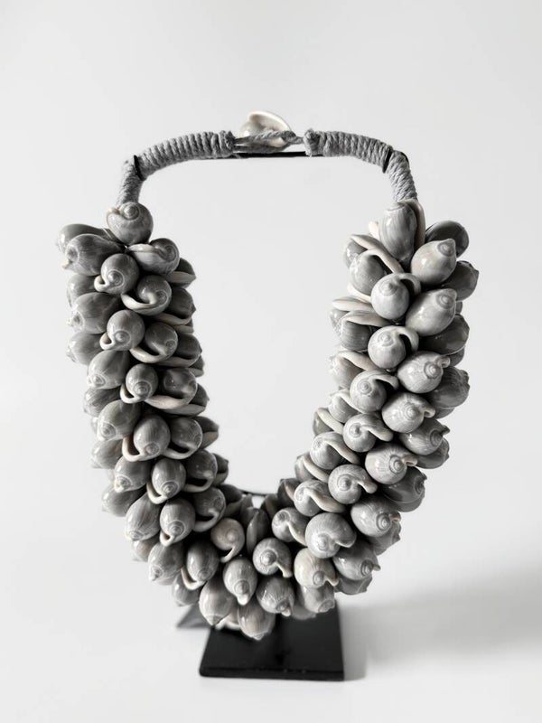 Pole to Pole Grey Necklace J66 Small – decoratieve schelpenketting op standaard