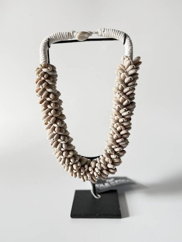 Pole to Pole Grey Necklace J81 Small – decoratieve schelpenketting op standaard