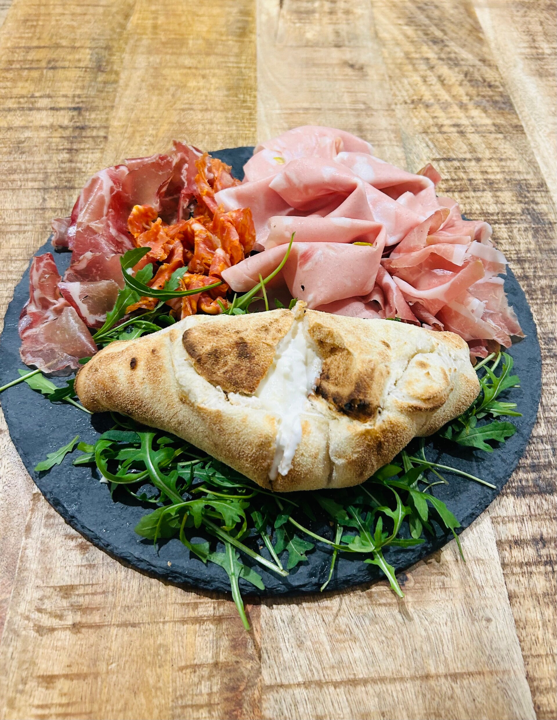 Une planche aperitive avec fromage et charcuterie italienne, très appetissante !