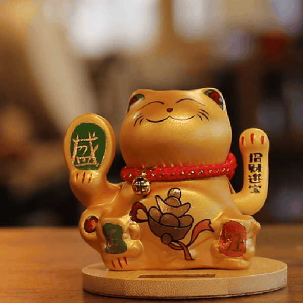 MANEKI SOLAIRE – Chat Porte-Bonheur Doré
