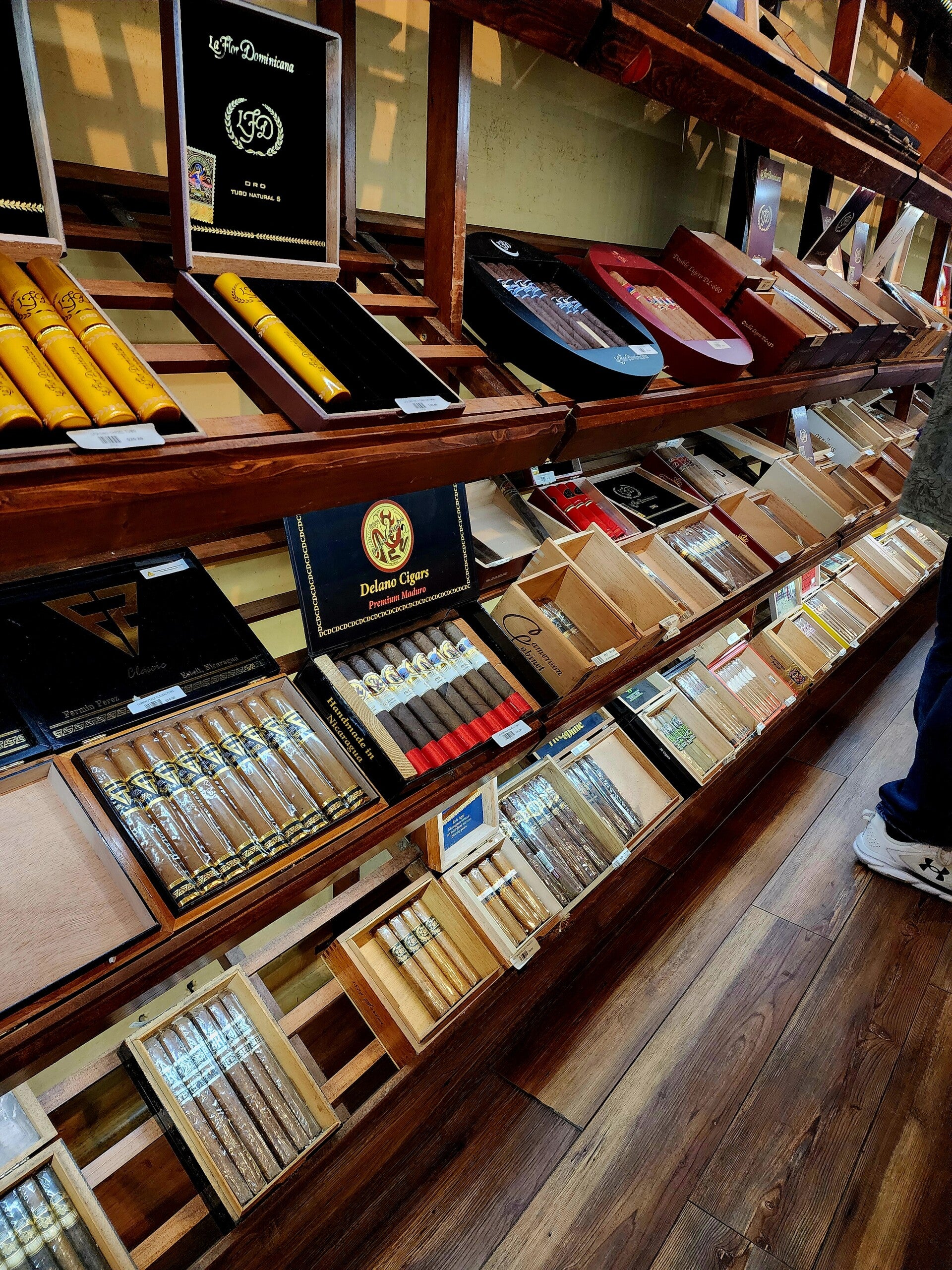 Delano Premium Maduro Cigars (6"x60). White Label.