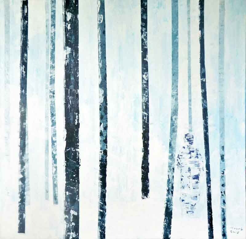 Persoon alleen in de sneeuw tussen de bomen