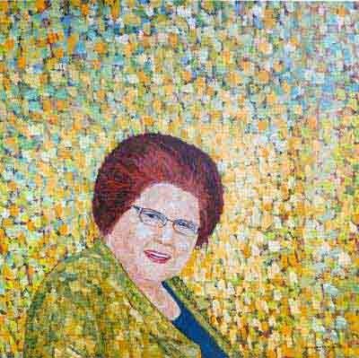 Dame met bril tussen de herfstkleuren