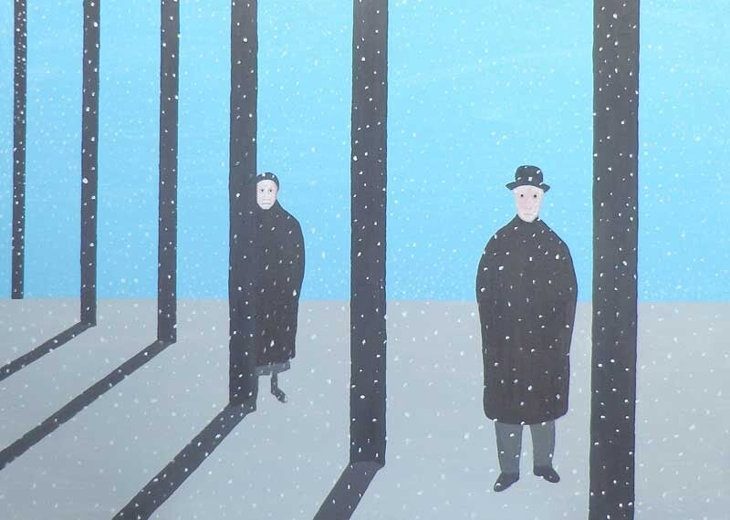 2 personen in de sneeuw in het bos met een houd op kleuren blauw,grijs en zwart
