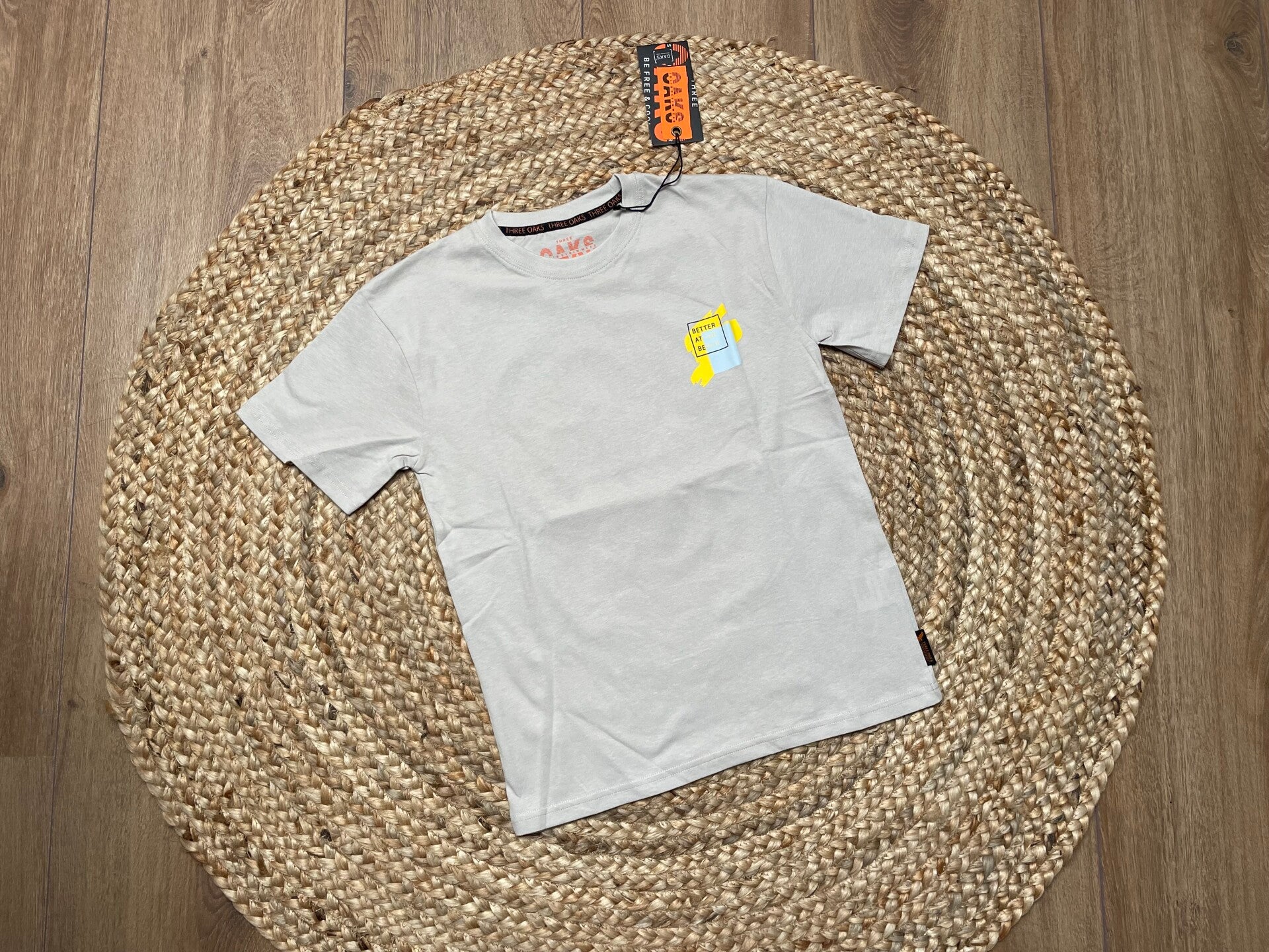 Prachtig beige shirt, met opdruk op de achterkant