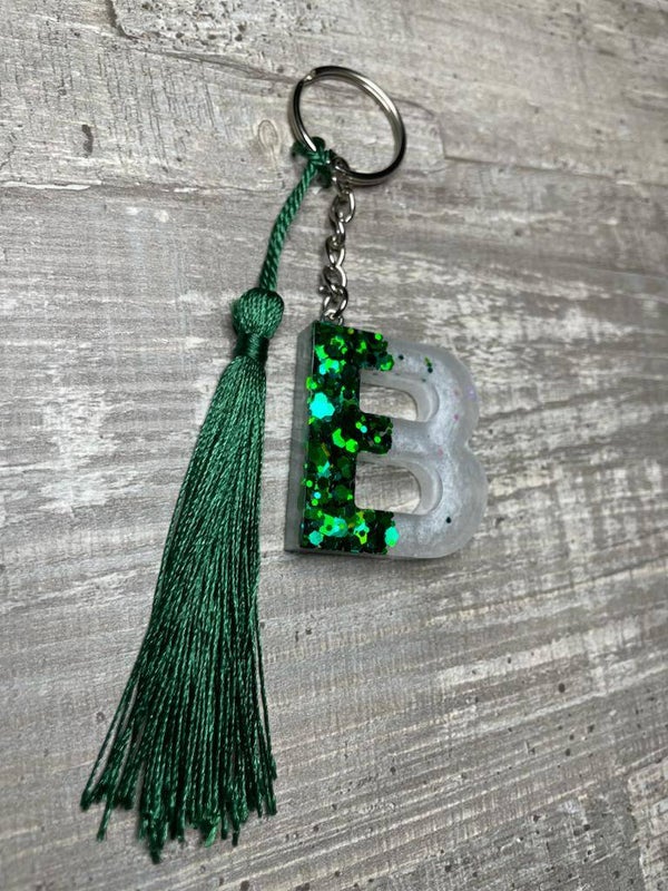 Porte clés Lettre "B" fond blanc et paillettes vertes