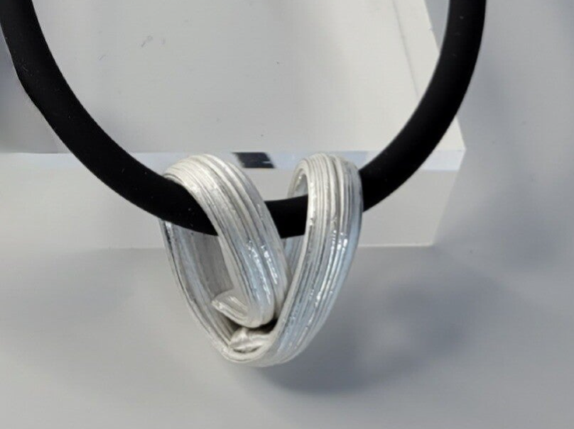 Zilveren hanger een hart gemaakt met Mitsuro hikime onderdeel van de Silver Lining collectie van Argentum47