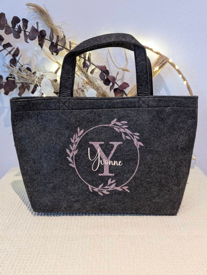 Shopperbeutel aus Filz in dunkelgrau mit der Aufschrift Yvonne in beige, einem Y in Glitzer und einem Kreis in Glitzer.