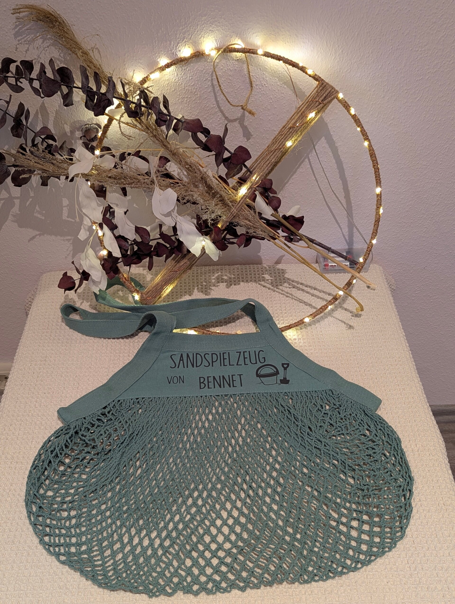 Sandspielzeugtasche in blau grün mit der Aufschrift Sandspielzeug von Bennet in Farbe dunkelgrau