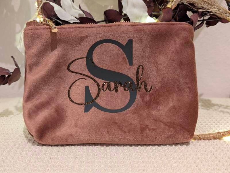 Personalisierte Samt Kosmetiktasche in rose mit Aufschrift Sarah in Glitzer und einem großen S in grau.
