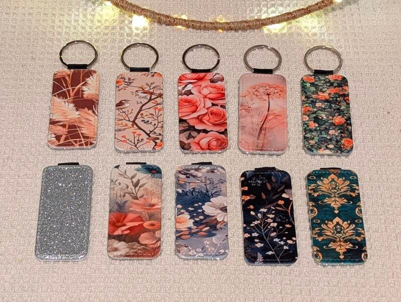 Sublimierte Schlüsselanhänger mit Blumenmuster und Glitzerrückseite.