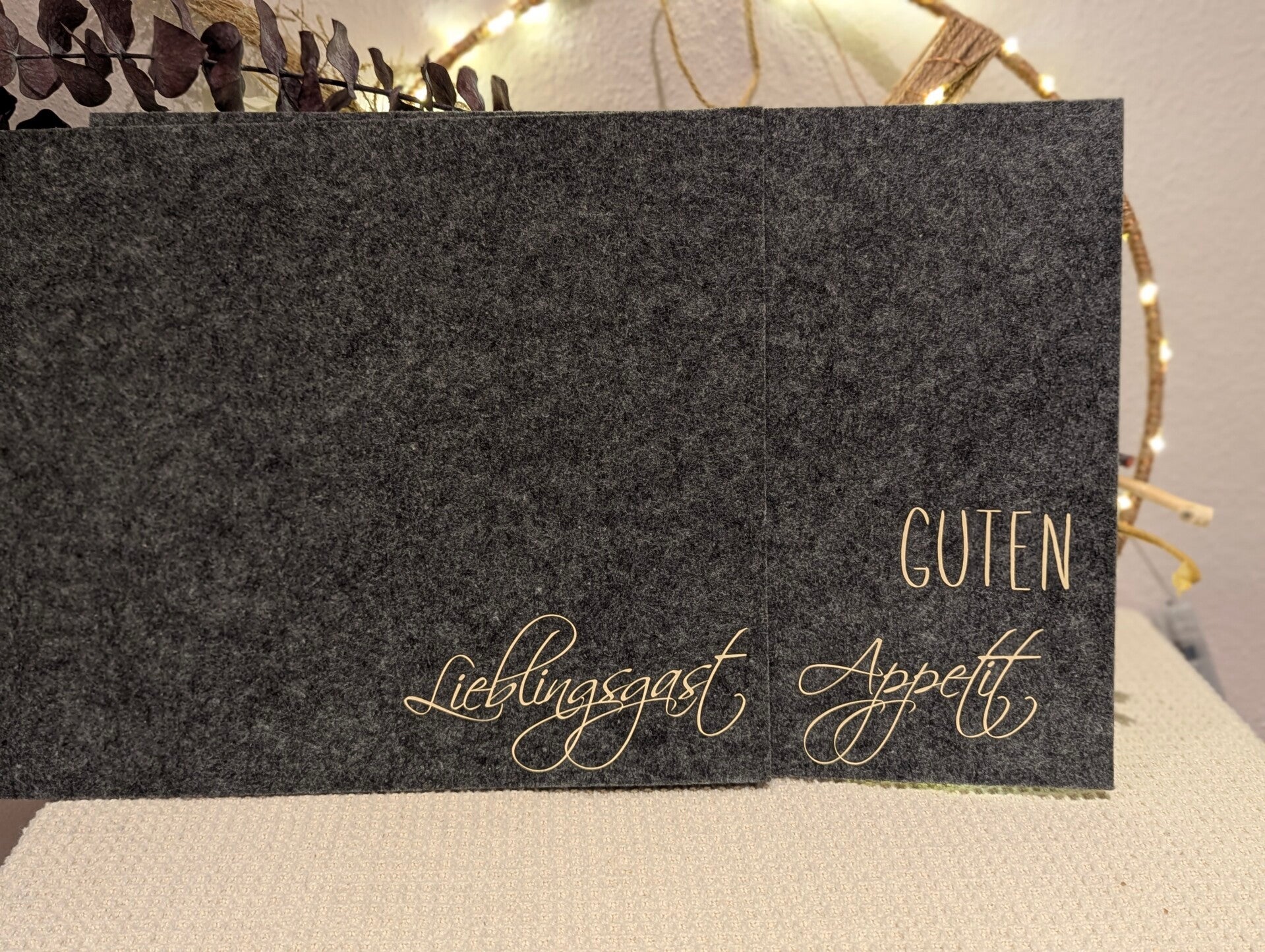 4 Set Tischsets/ Platzsets mit Spruch in beige Ton.