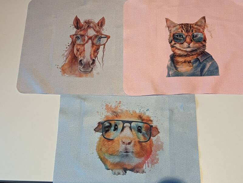 Brillenputztücher in grau, rosa und blau mit verschiedenen sublimierten Tierbildern.
