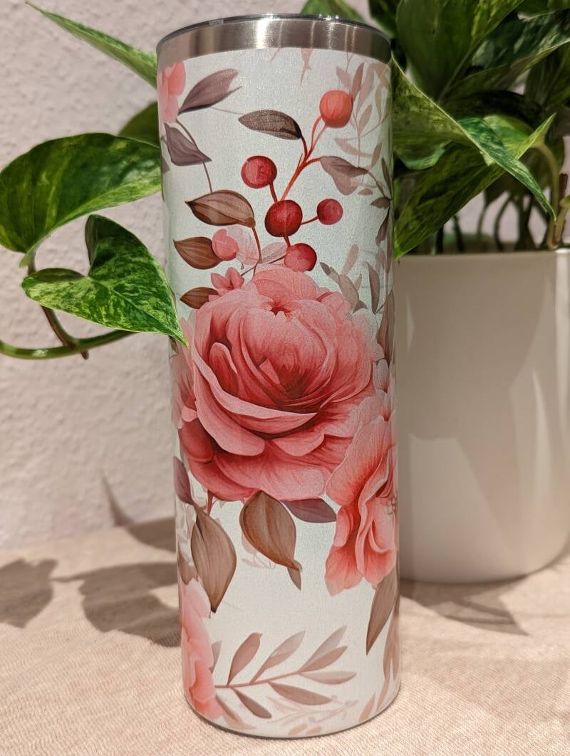 Sublimierter Thermobecher mit einem Rosenmotiv.