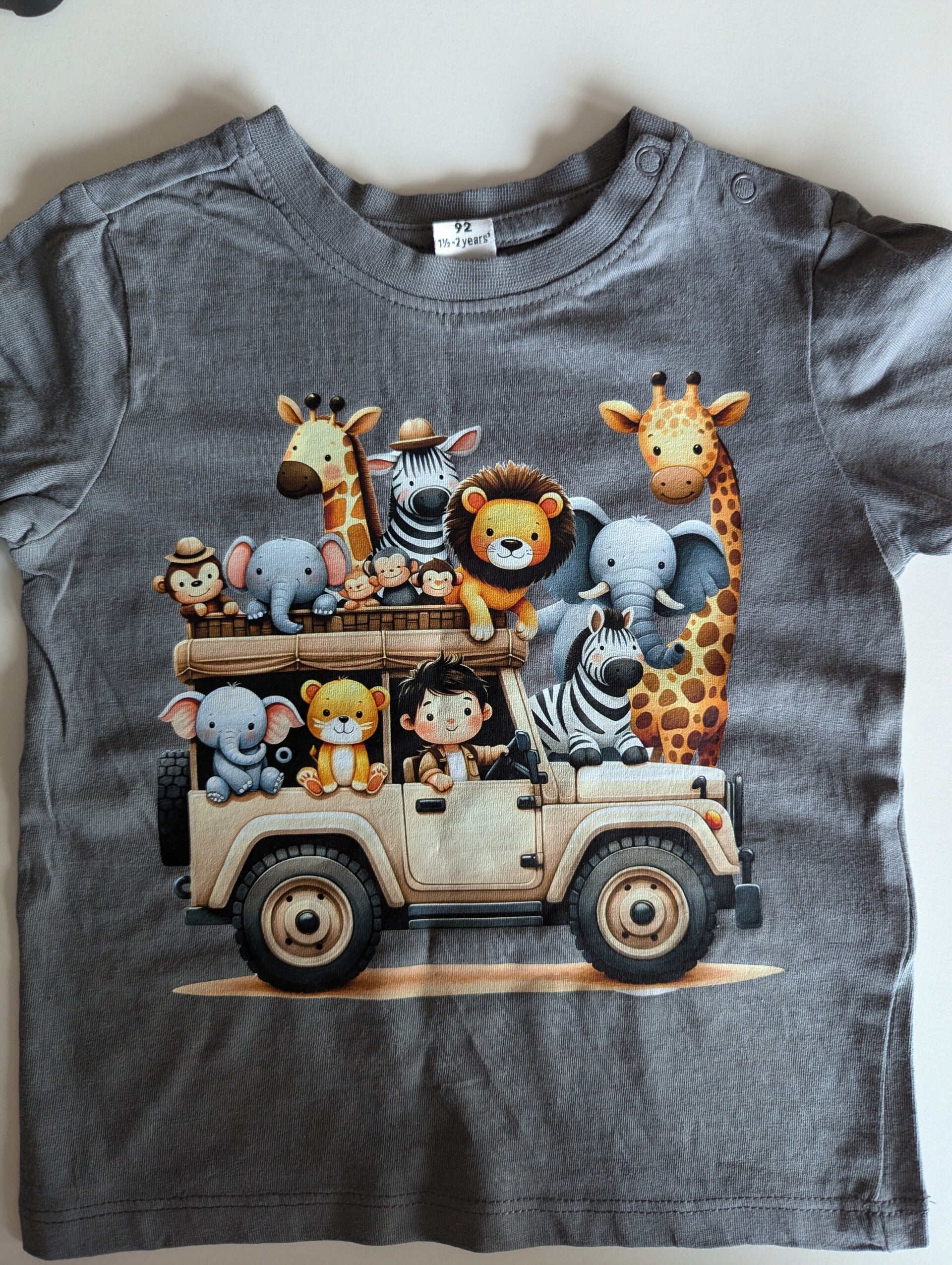 Jungs T-Shirt in dunkelgrau mit einem Bügelbild von Safaritieren und einem Jeep.