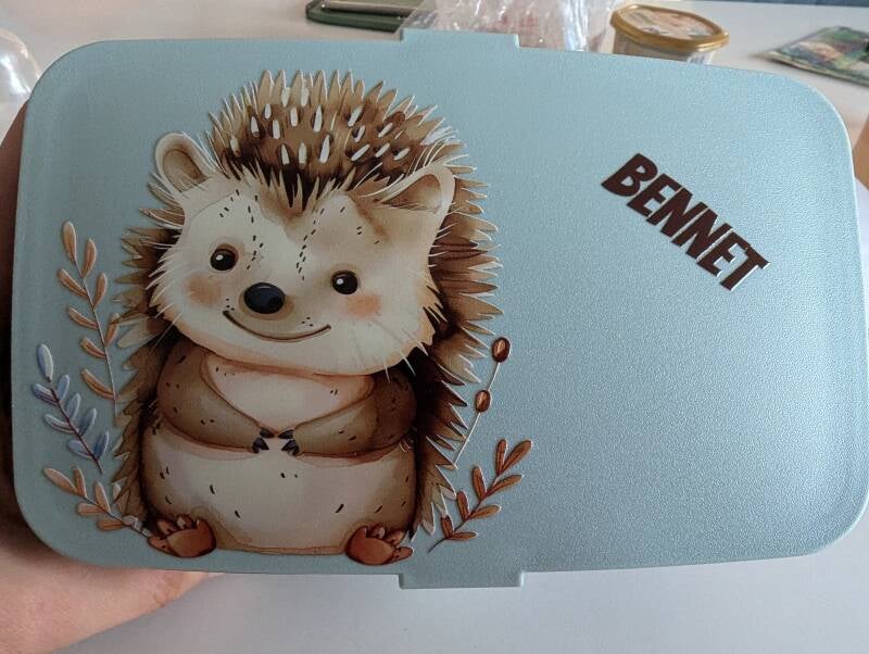 Personalisierte Brotdose mit einem Igel und der Aufschrift Bennet