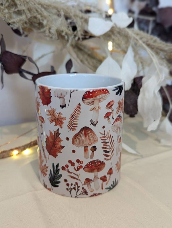 Tasse mit tollen herbstlichen Blättern