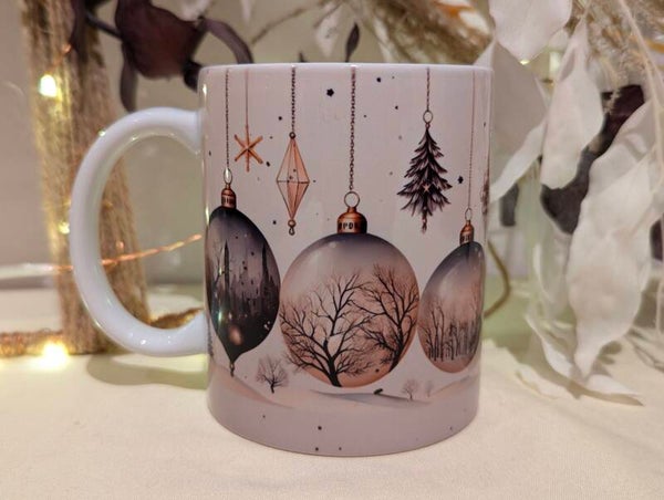Tasse mit blau-beigen Kugeln