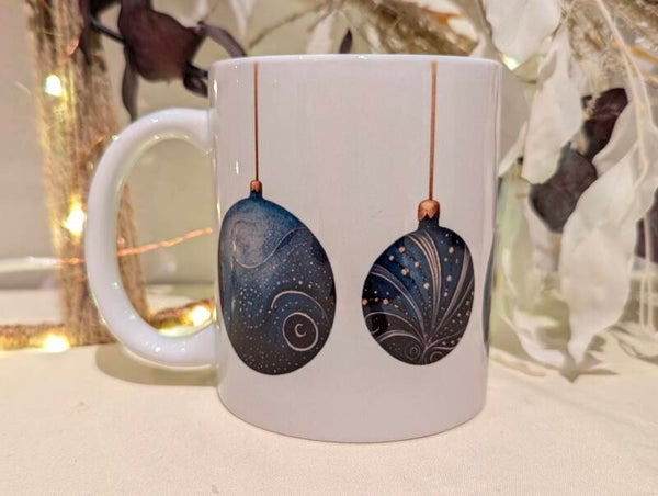 Tasse mit blau-goldenen Kugeln