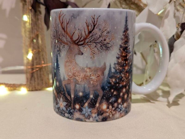 Tassen mit Rentier und Weihnachtsbaum