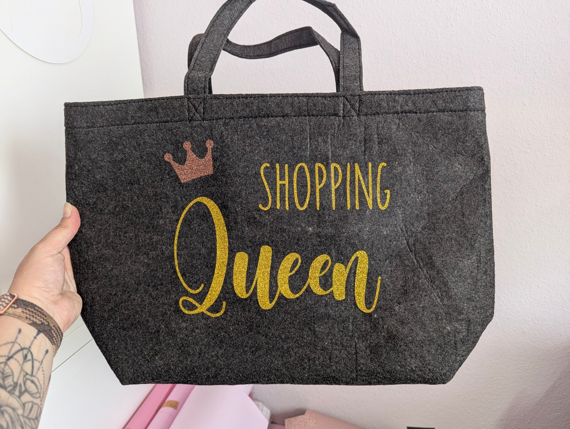 Shopperbeutel in dunkelgrau mit goldener Aufschrift Shopping Queen und einer Krone aus rosegold.