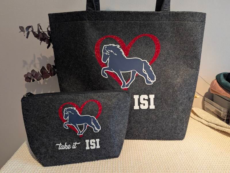Kundenbestellung von einer kleinen Filzkosmetiktasche und einem Shopperbeutel in dunkelgrau mit einem Pferd und dem Spruch take it ISI.