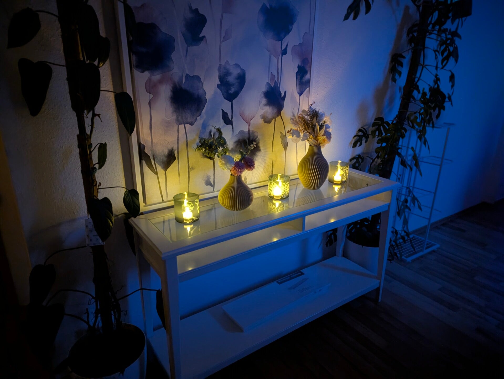 Dekopräsentation von 3D gedruckten Vasen mit Kunstblumen auf einem Sideboard.