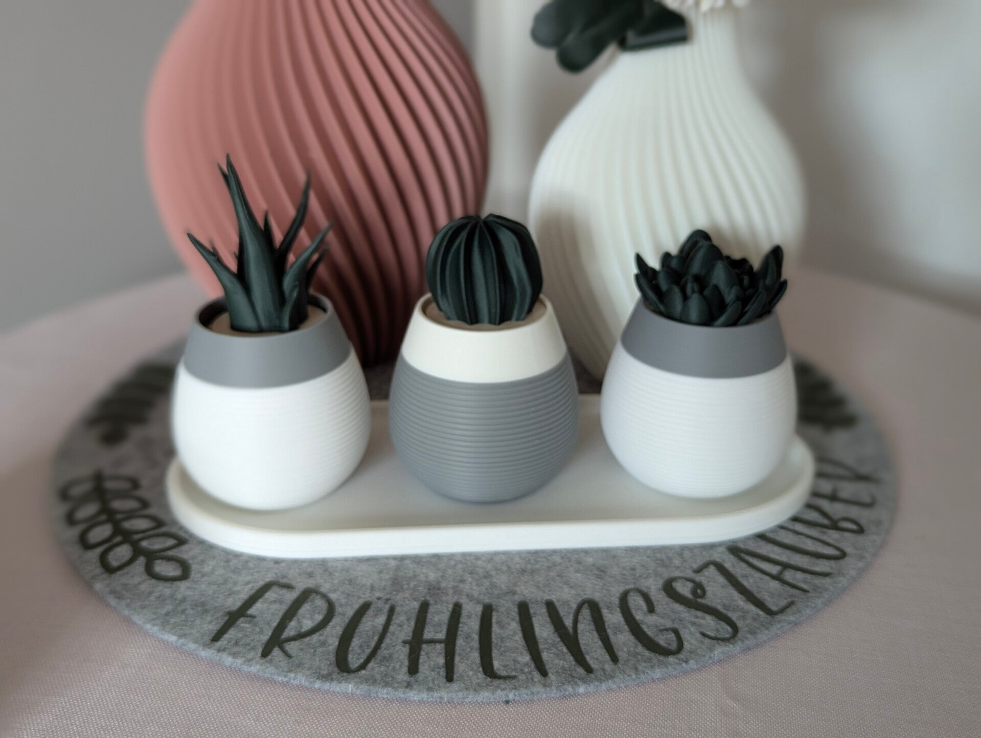 3D gedrucktes Vasenset mit Succulenten und einem Kaktus in dunkelgrün.